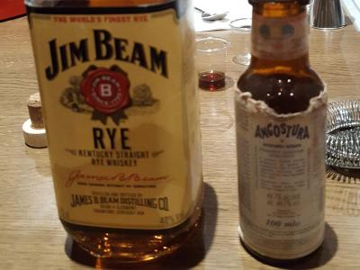 Een cocktail gemaakt met vermout en whiskey